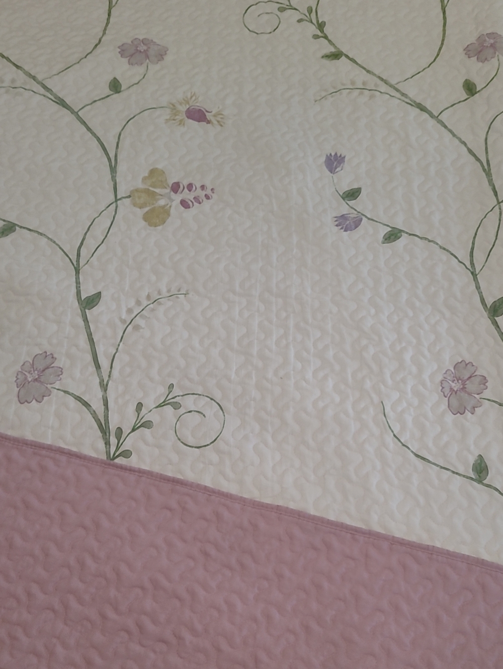 Floral Vine Quilted Bedspread in Pink and Soft White